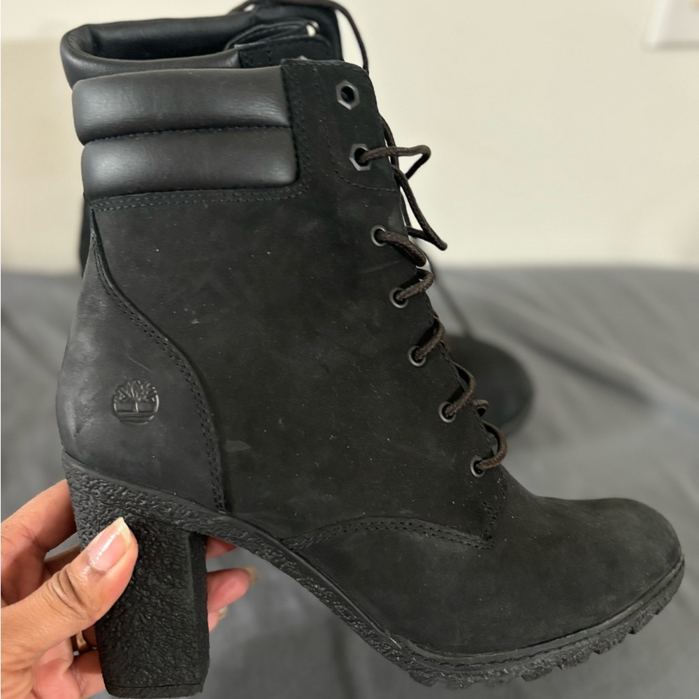 Women’s Black timberland boots w/heel. Size 8